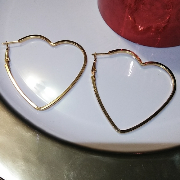 💖 Endearing Large Gold Heart Hoop Earrings - Picture 2 of 4